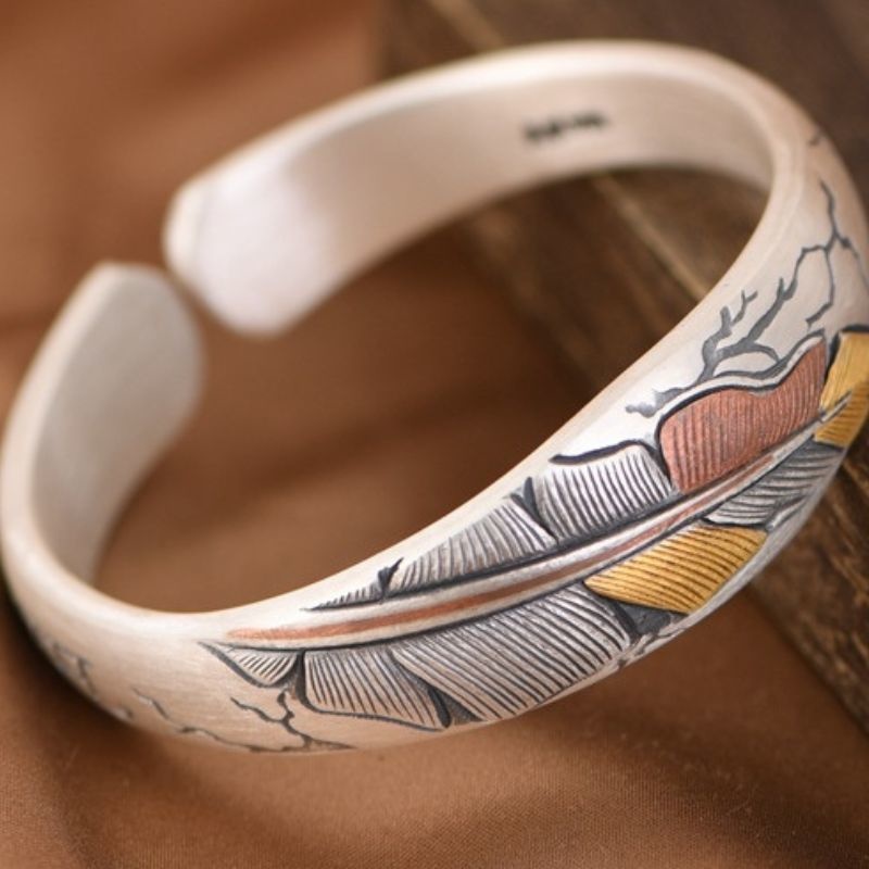 重厚感のある羽バングル - 美しさと高級感を手元にB060