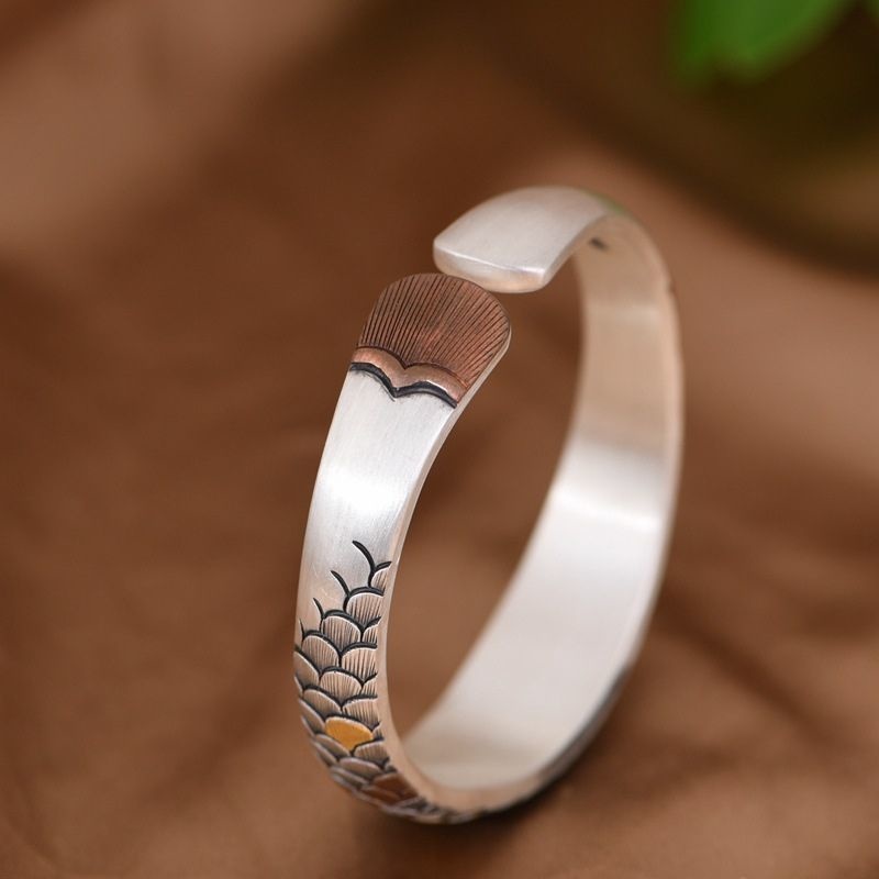 純銀製の鯉バングル - 和風デザインで手元を華やかにB061