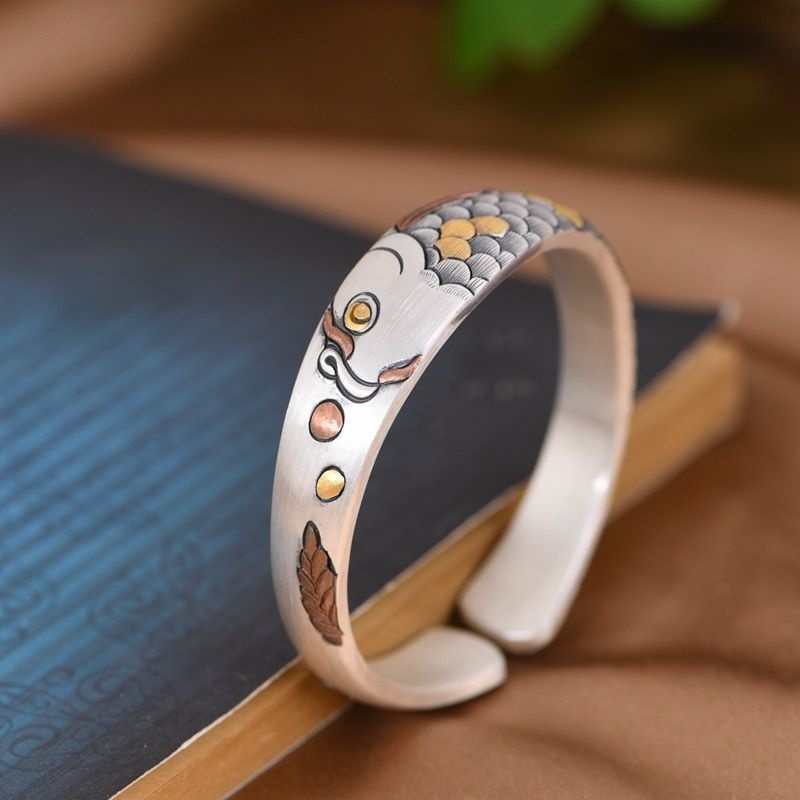 純銀製の鯉バングル - 和風デザインで手元を華やかにB061