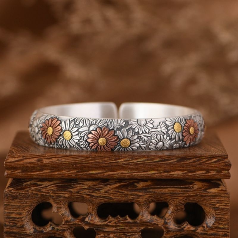 コスモスの花のバングル - 彫刻が美しく重厚感ある純銀アクセサリーB062