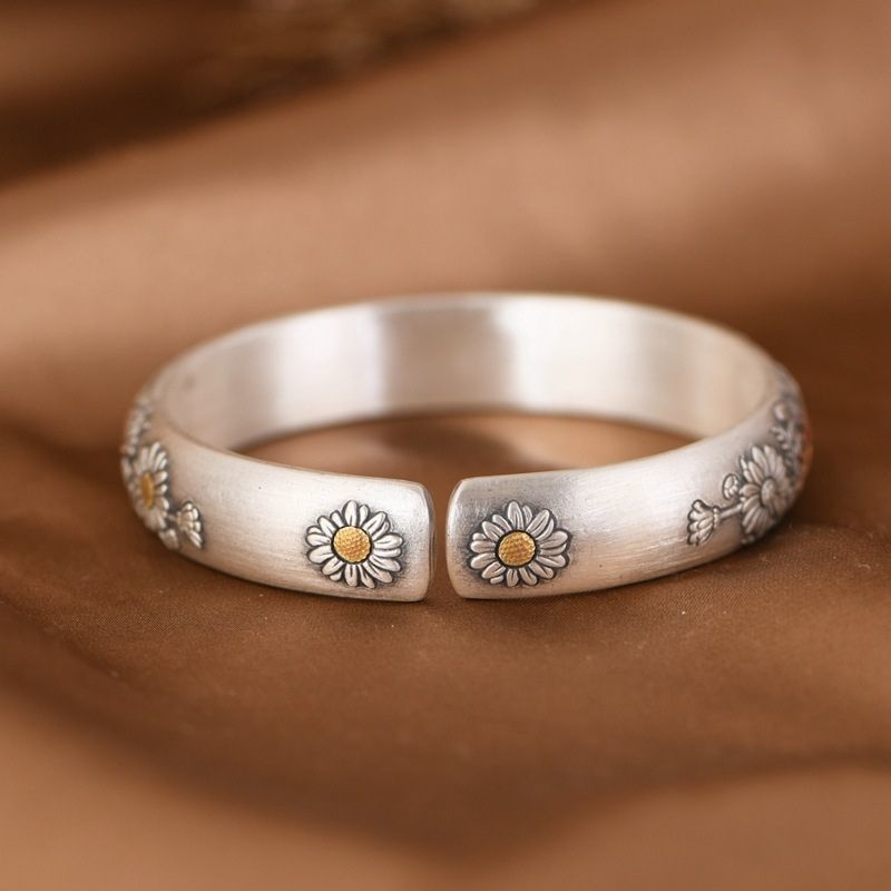 コスモスの花のバングル - 彫刻が美しく重厚感ある純銀アクセサリーB062