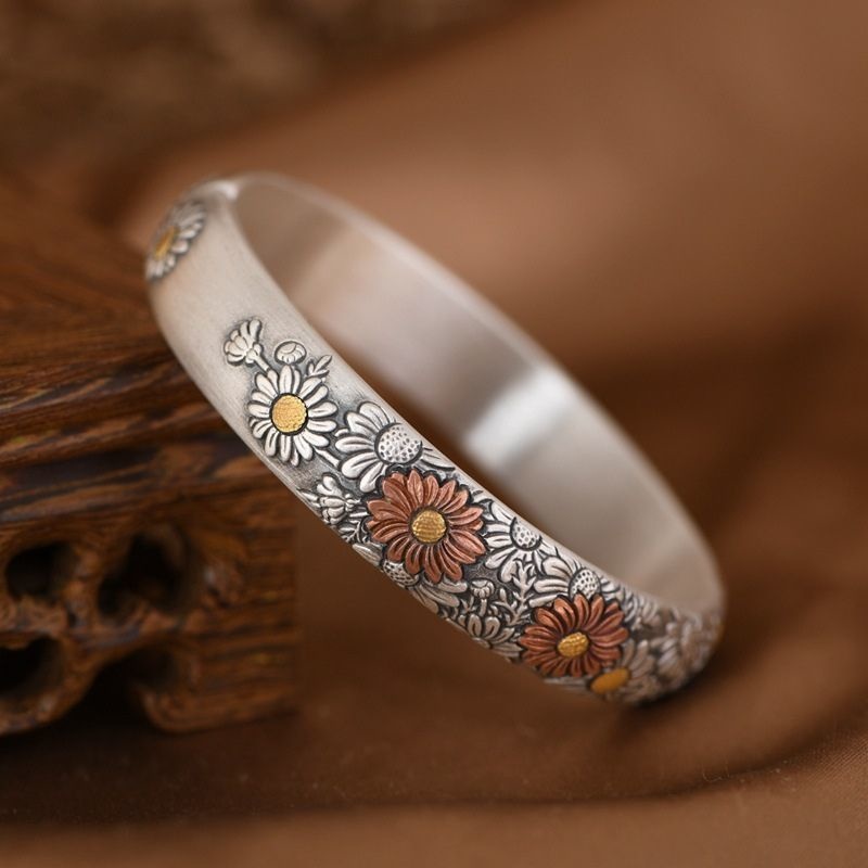 コスモスの花のバングル - 彫刻が美しく重厚感ある純銀アクセサリーB062