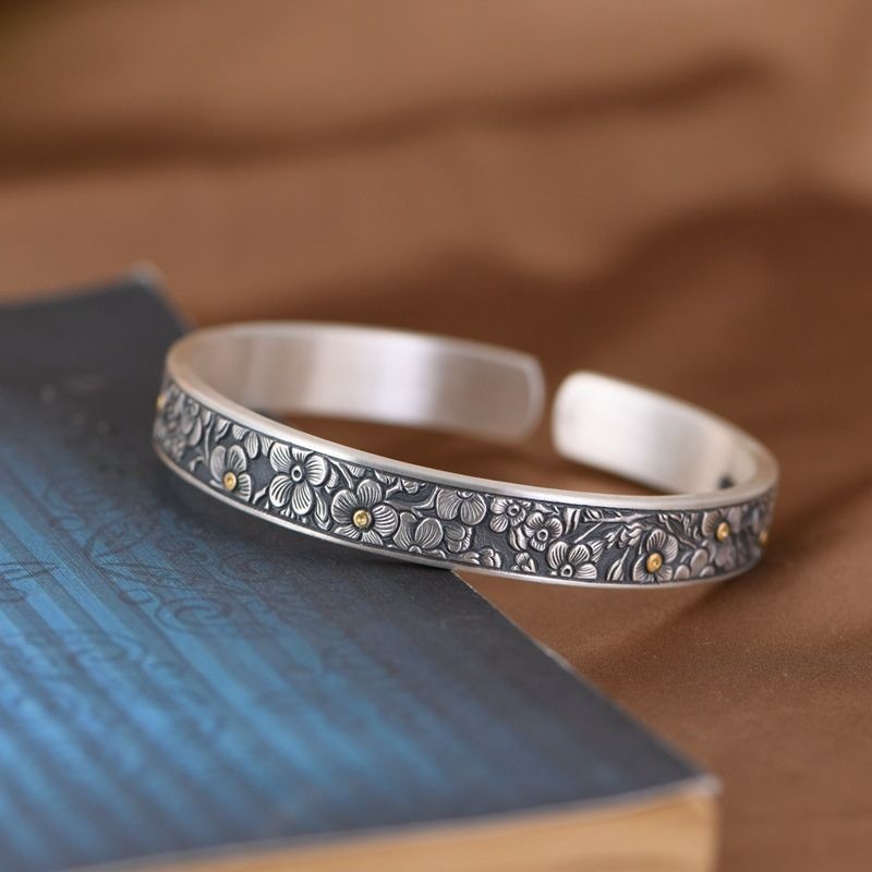 梅の花モチーフのバングル - アンティーク調で重厚感のあるデザインB063