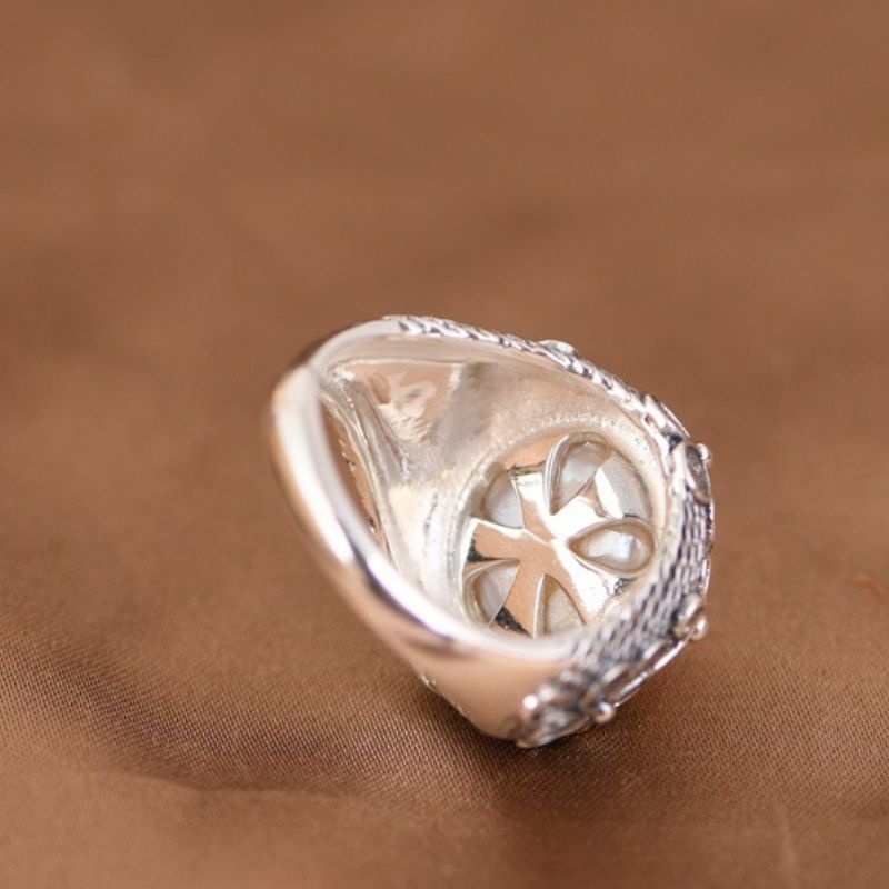 梅の花とパールのリング - 日本の自然美を身に着ける上品なアクセサリーR212