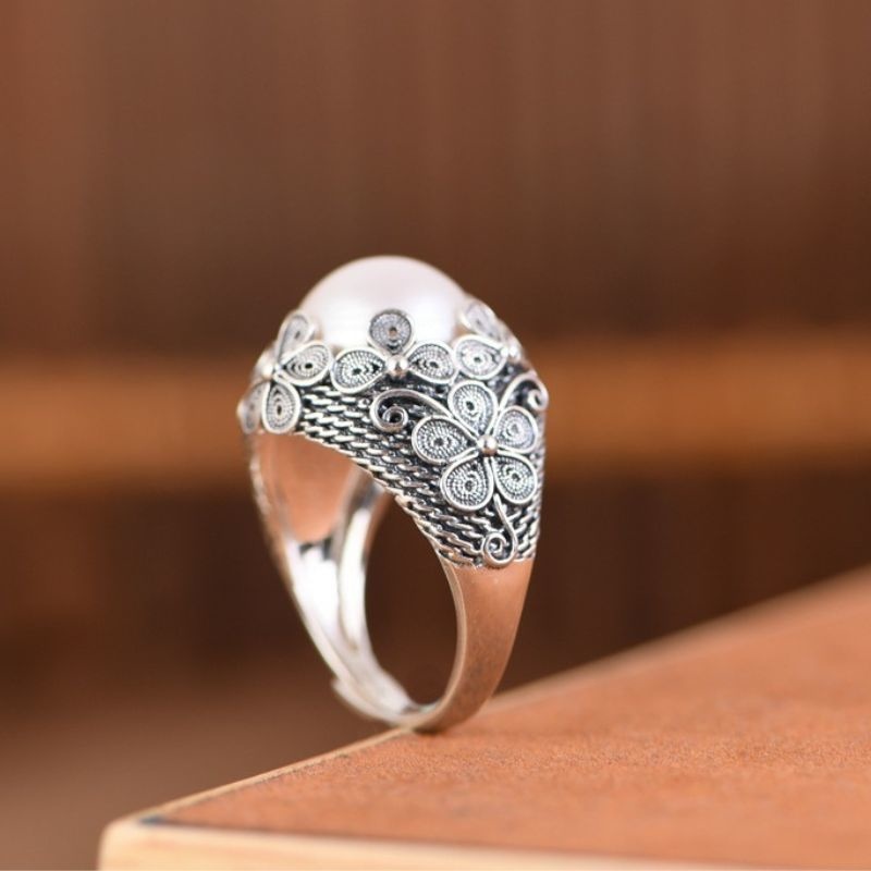 梅の花とパールのリング - 日本の自然美を身に着ける上品なアクセサリーR212