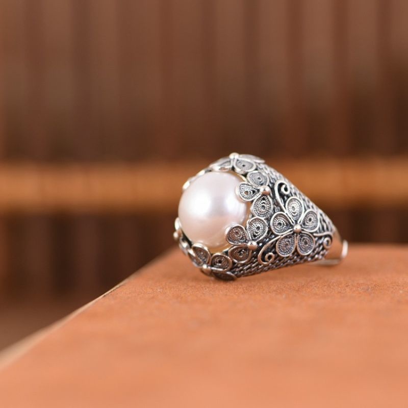 梅の花とパールのリング - 日本の自然美を身に着ける上品なアクセサリーR212