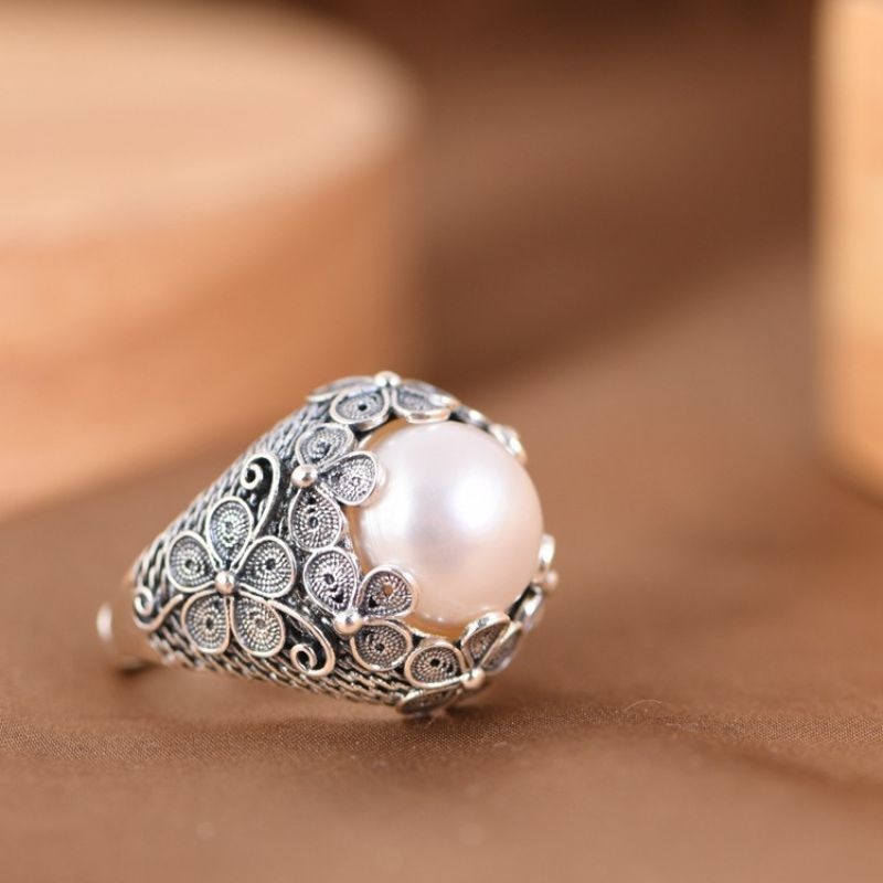 梅の花とパールのリング - 日本の自然美を身に着ける上品なアクセサリーR212