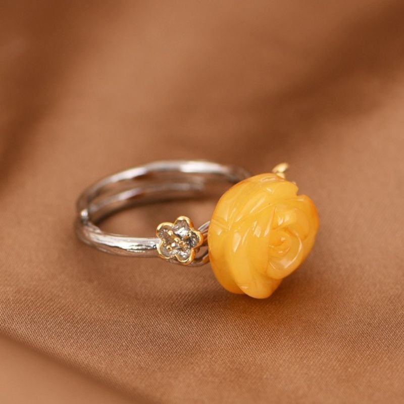 薔薇と琥珀の上品なリング-華やかさとエレガントさを演出R214