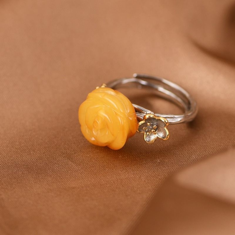 薔薇と琥珀の上品なリング-華やかさとエレガントさを演出R214