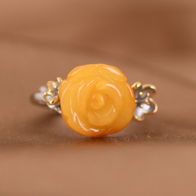 薔薇と琥珀の上品なリング-華やかさとエレガントさを演出R214