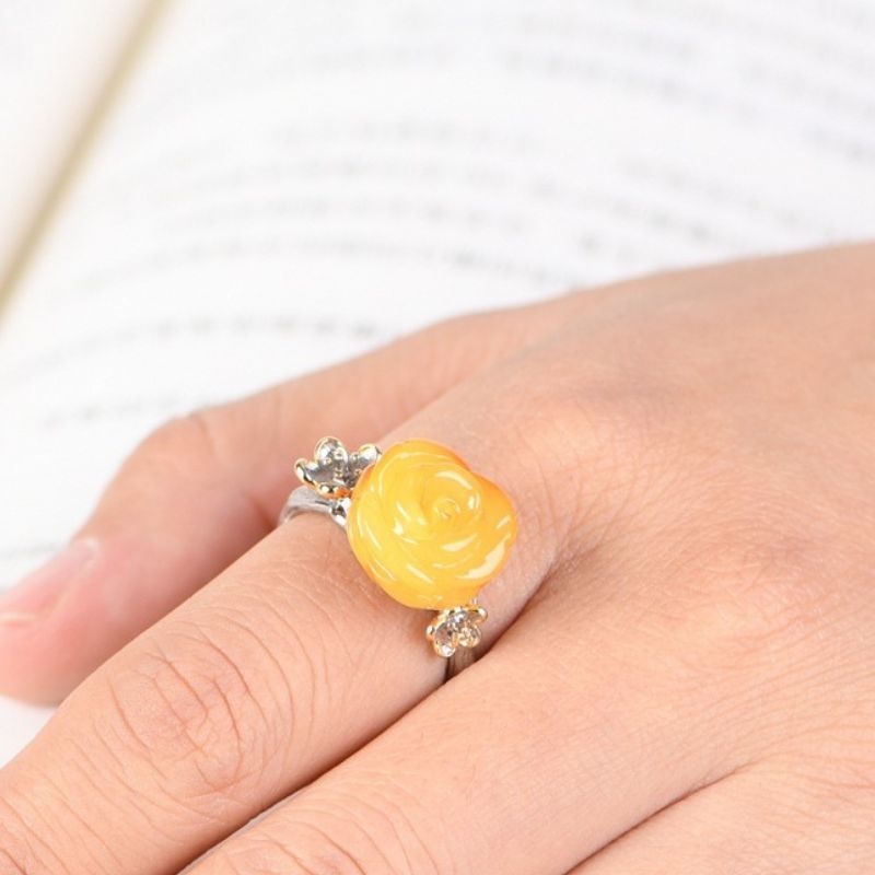 薔薇と琥珀の上品なリング-華やかさとエレガントさを演出R214