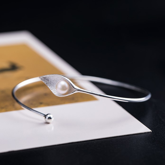 オランダカイウのバングル パール シルバー B023