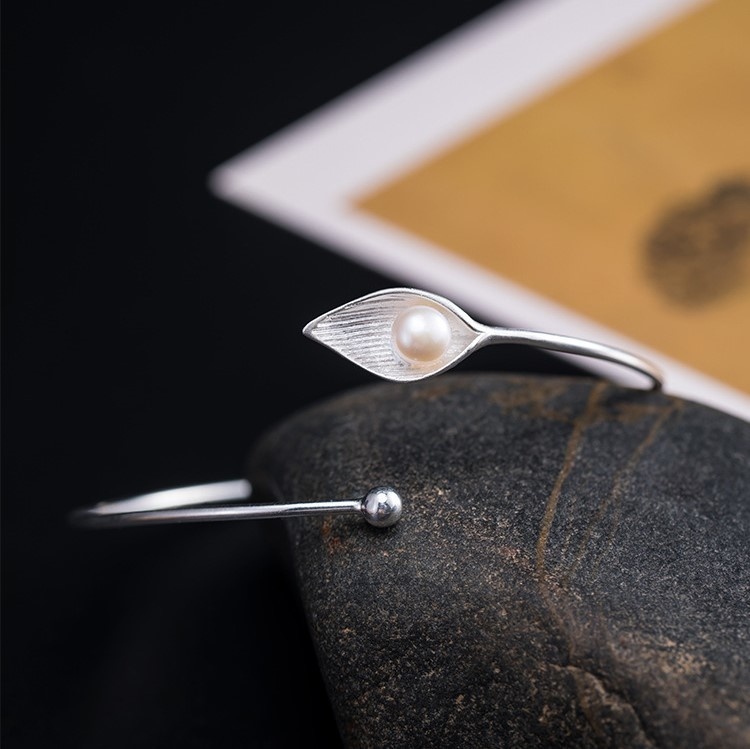 オランダカイウのバングル パール シルバー B023