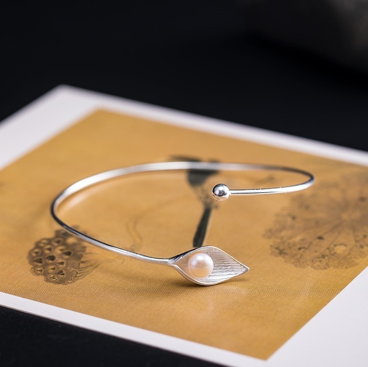 オランダカイウのバングル パール シルバー B023