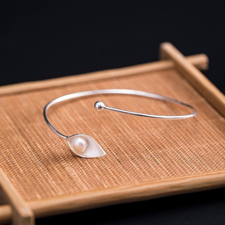 オランダカイウのバングル パール シルバー B023