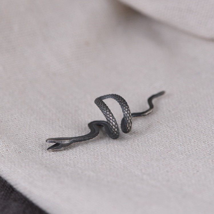 ヘビのイヤーカフ 片側 金運 へび 蛇 シルバー R005