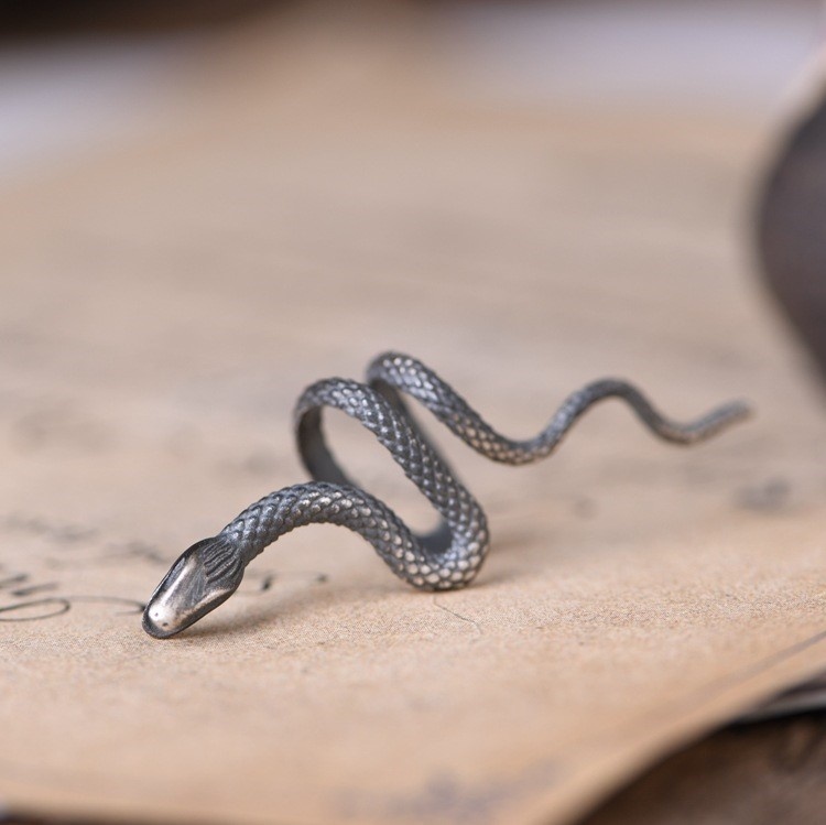 ヘビのイヤーカフ 片側 金運 へび 蛇 シルバー R005