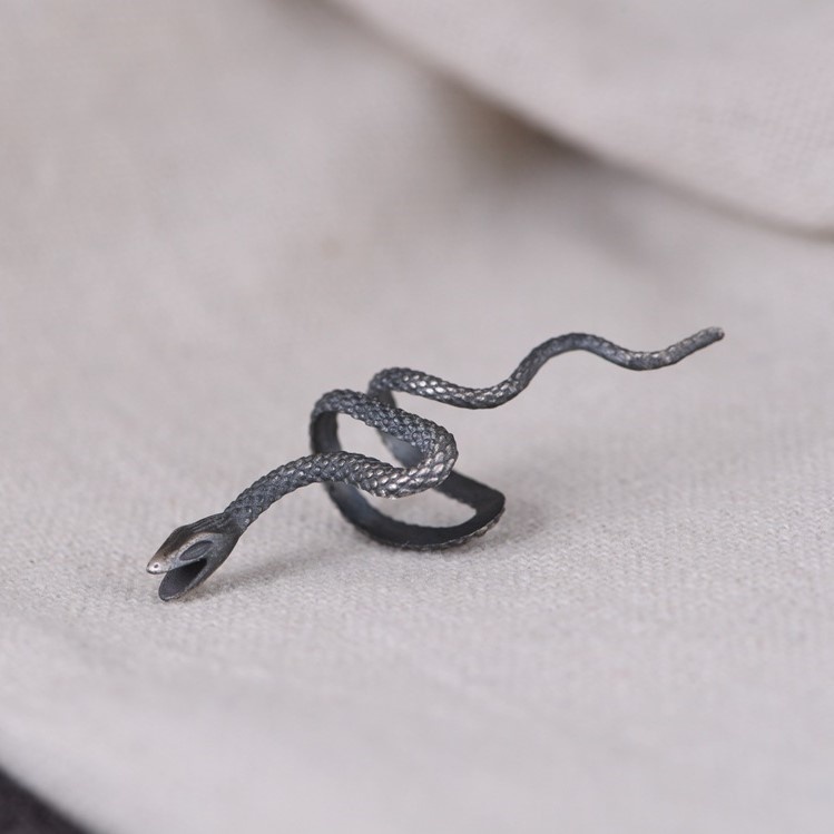 ヘビのイヤーカフ 片側 金運 へび 蛇 シルバー R005