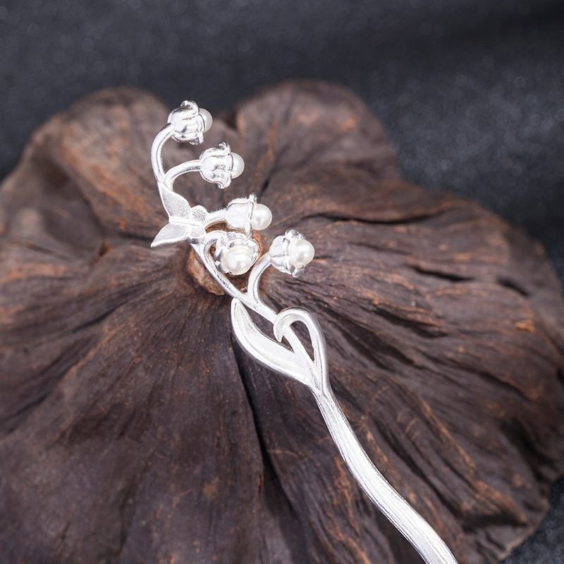 幸運と上品さを象徴するシルバーかんざし:蝶々と鈴蘭が華やかさを演出K091