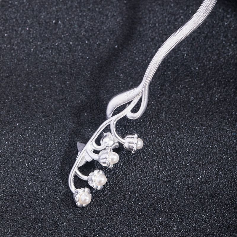 幸運と上品さを象徴するシルバーかんざし:蝶々と鈴蘭が華やかさを演出K091