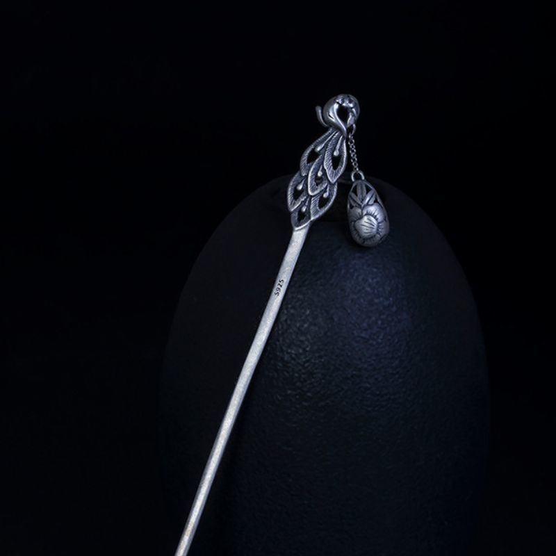 クジャクの羽根を再現した上品なかんざし - 華やかな印象を与える装飾品K092