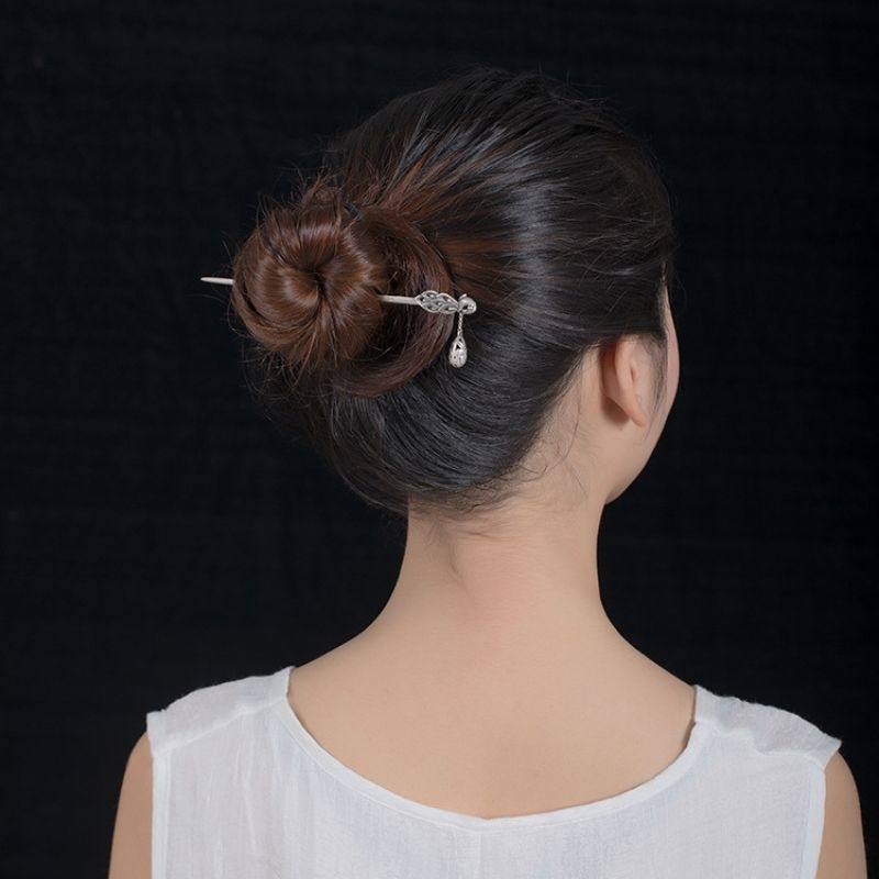 クジャクの羽根を再現した上品なかんざし - 華やかな印象を与える装飾品K092