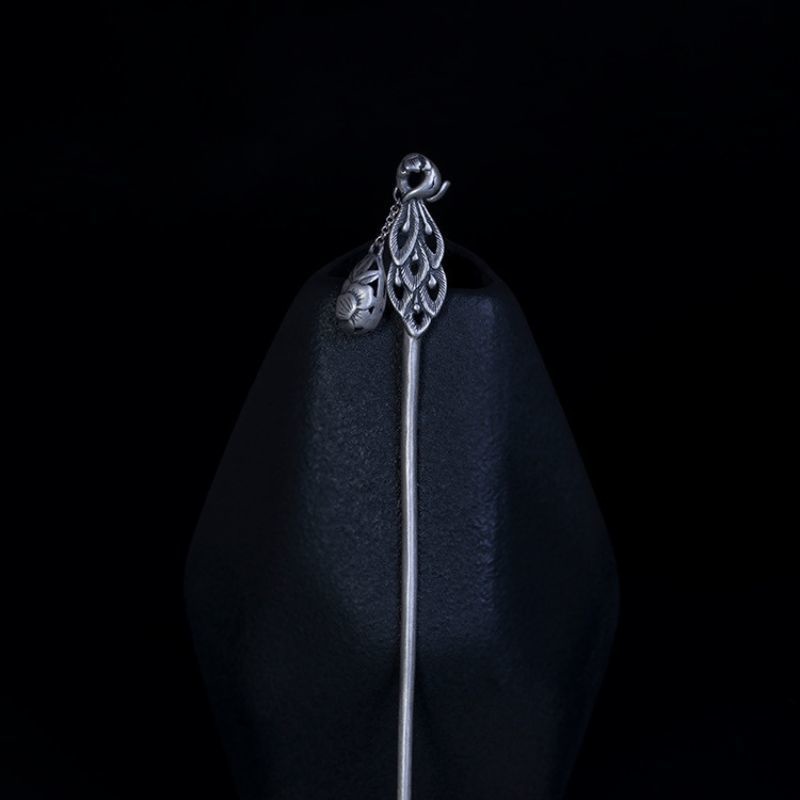 クジャクの羽根を再現した上品なかんざし - 華やかな印象を与える装飾品K092
