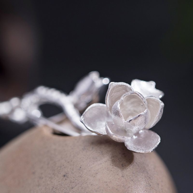 木蓮の花のシルバーブローチ:美しさを身に着けるアクセサリーC032