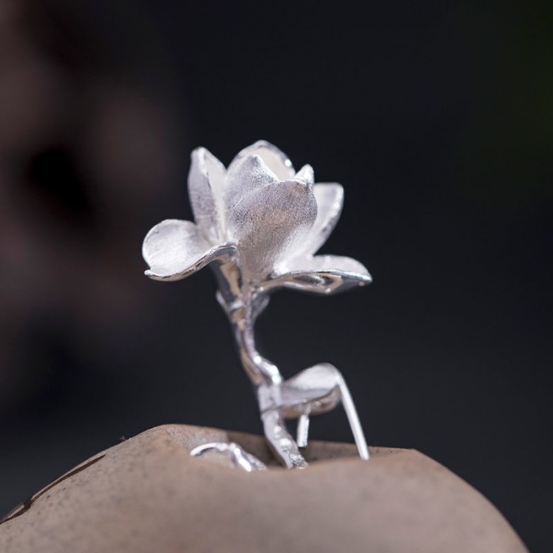 木蓮の花のシルバーブローチ:美しさを身に着けるアクセサリーC032