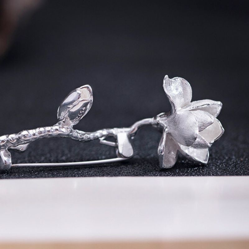 木蓮の花のシルバーブローチ:美しさを身に着けるアクセサリーC032
