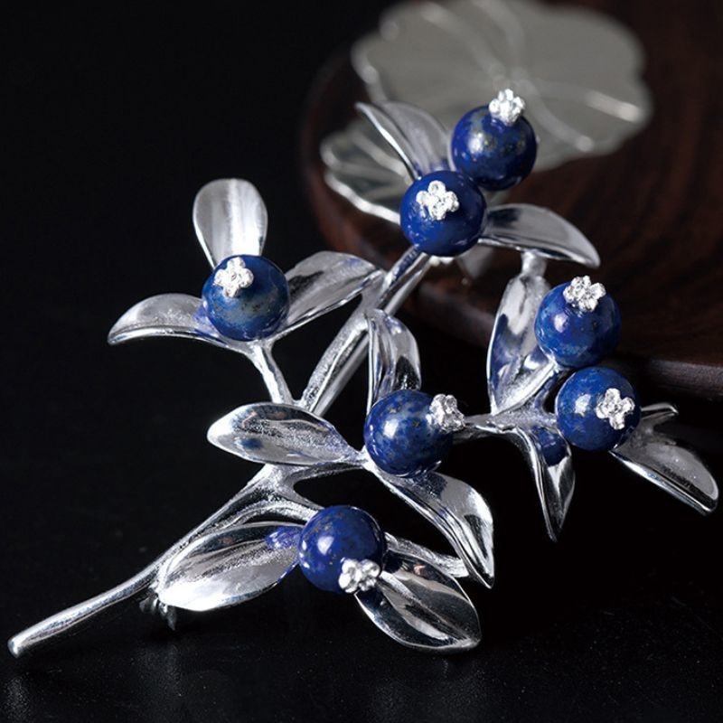 ブルーベリーのブローチ - ラピスラズリとシルバーの融合