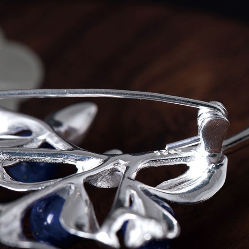 ブルーベリーのブローチ - ラピスラズリとシルバーの融合