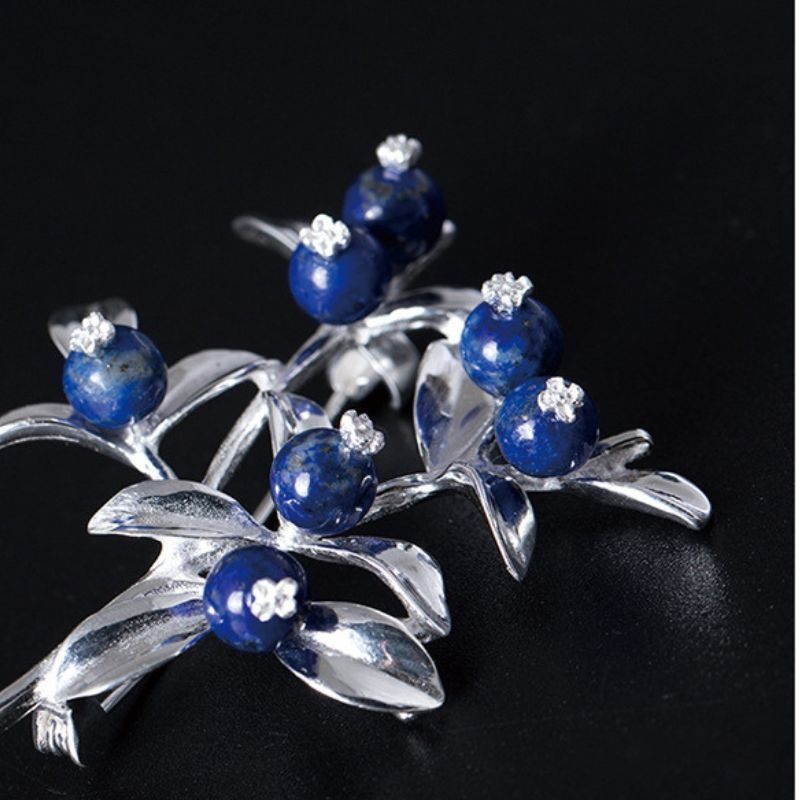 ブルーベリーのブローチ - ラピスラズリとシルバーの融合