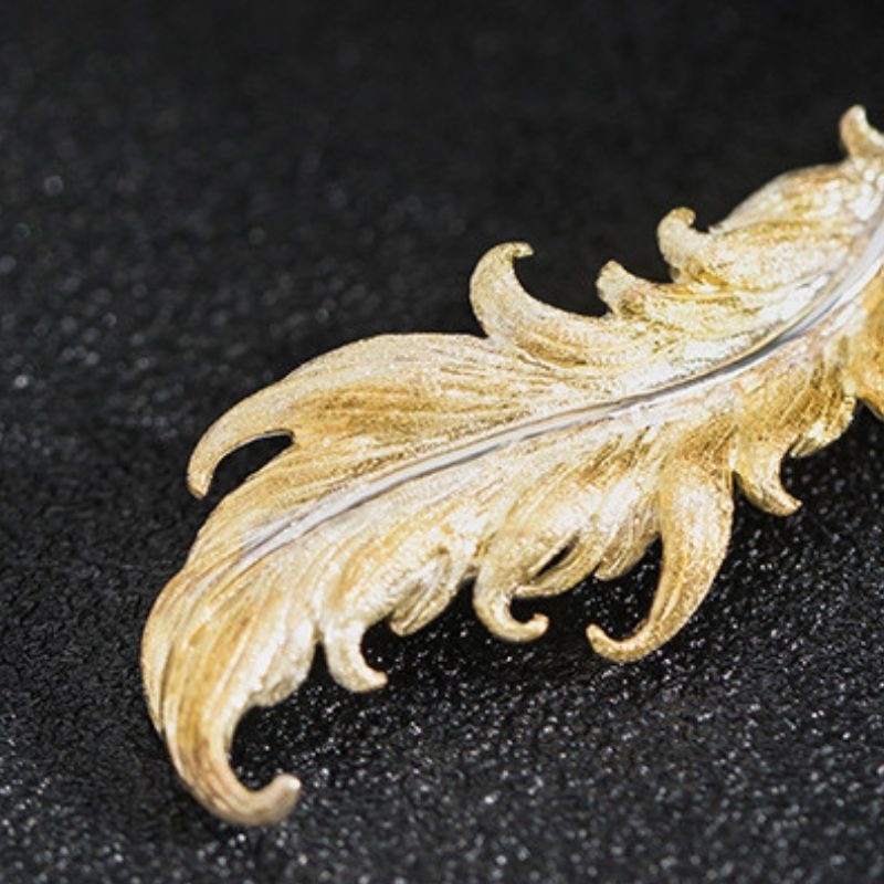羽のブローチ - 日常を優美に彩る美しさを象徴するアクセサリーC034