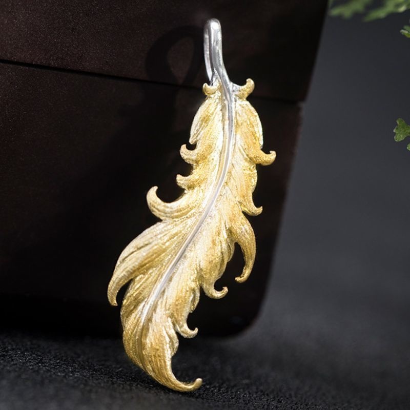 羽のブローチ - 日常を優美に彩る美しさを象徴するアクセサリーC034