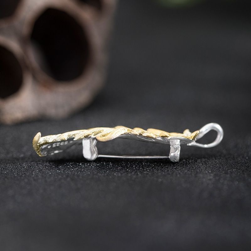 羽のブローチ - 日常を優美に彩る美しさを象徴するアクセサリーC034