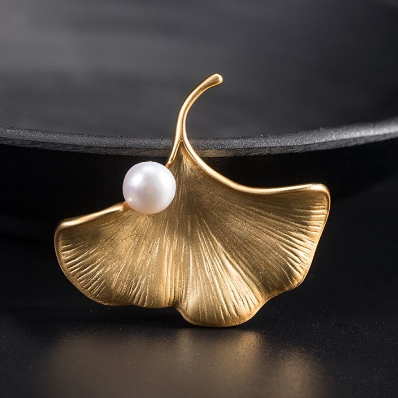 金色の銀杏葉ブローチ - 華やかなアクセントでおしゃれを演出C035