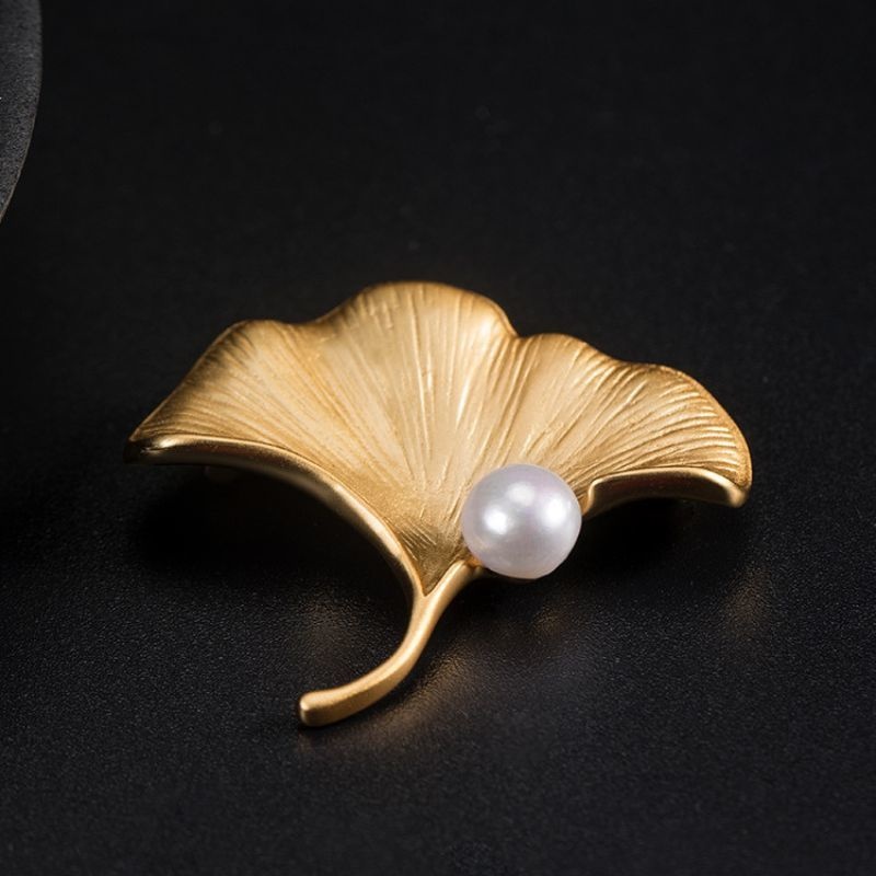 金色の銀杏葉ブローチ - 華やかなアクセントでおしゃれを演出C035