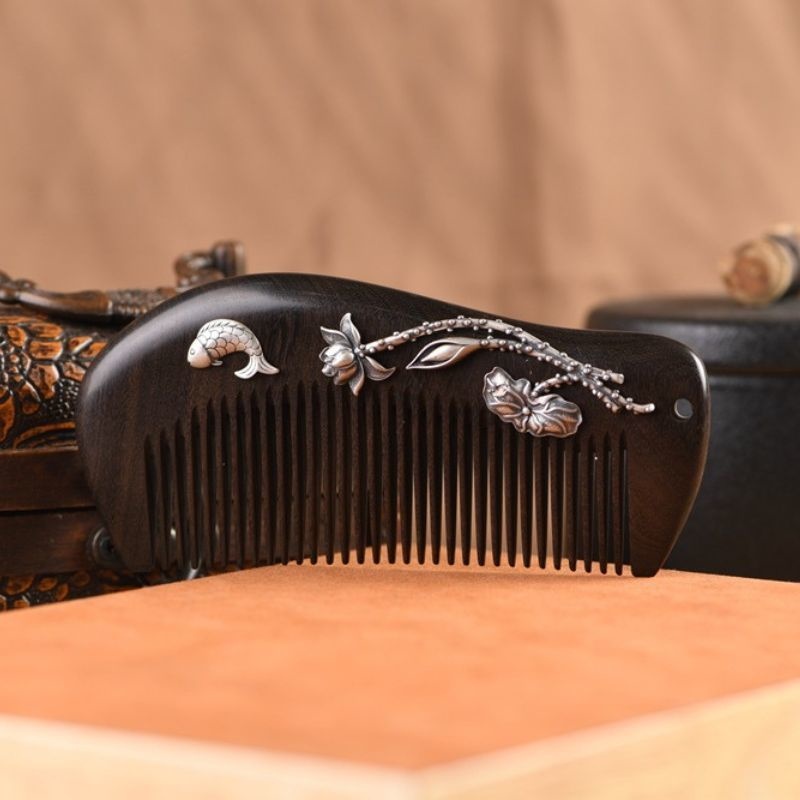 蓮の花と鯉の黒檀櫛 - 日本の伝統と現代技術が融合したアートピースK103