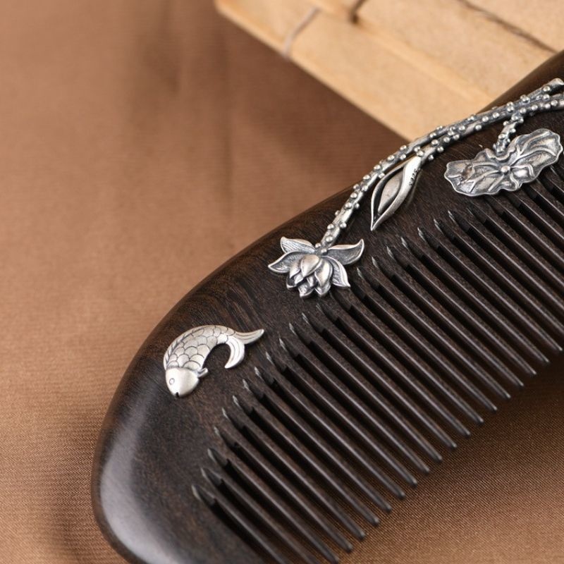 蓮の花と鯉の黒檀櫛 - 日本の伝統と現代技術が融合したアートピースK103