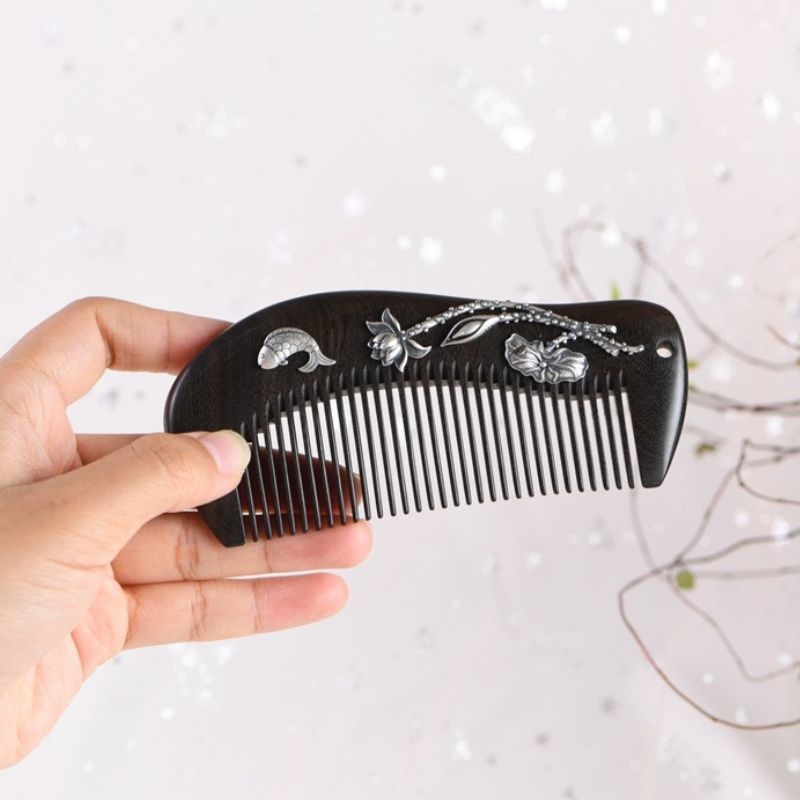 蓮の花と鯉の黒檀櫛 - 日本の伝統と現代技術が融合したアートピースK103