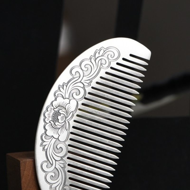 蓮の花の純銀櫛 - 贅沢な手触りと繊細なデザインが特徴K104