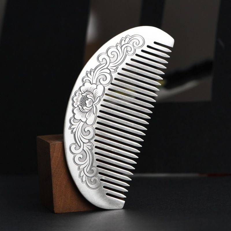 蓮の花の純銀櫛 - 贅沢な手触りと繊細なデザインが特徴K104