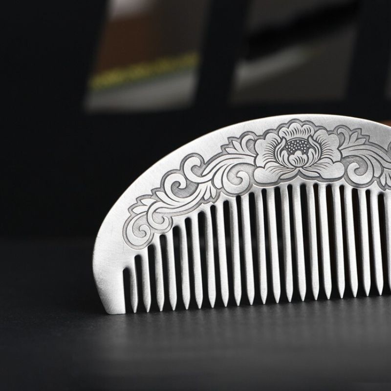 蓮の花の純銀櫛 - 贅沢な手触りと繊細なデザインが特徴K104