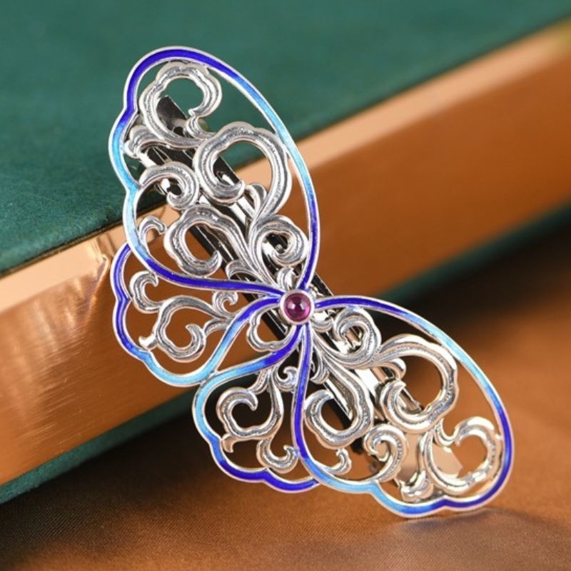 蝶々のバレッタ - 優雅な輝きと伝統が融合したヘアアクセサリーP131