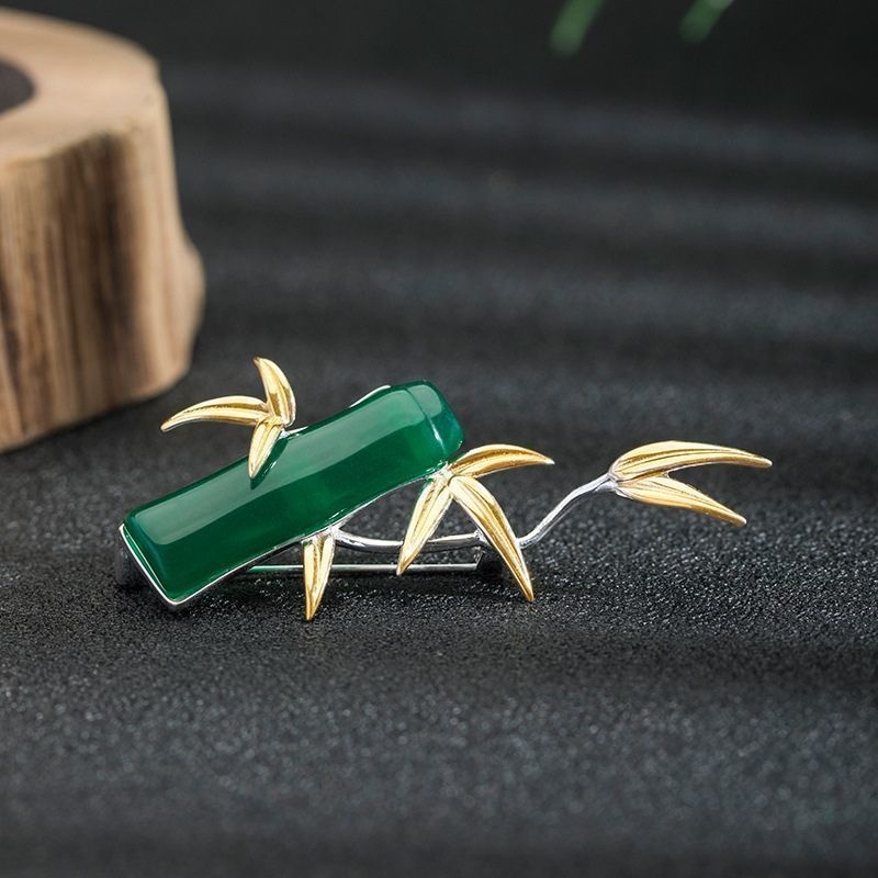 竹のブローチ - グリーンカルセドニーとシルバーの融合 C036