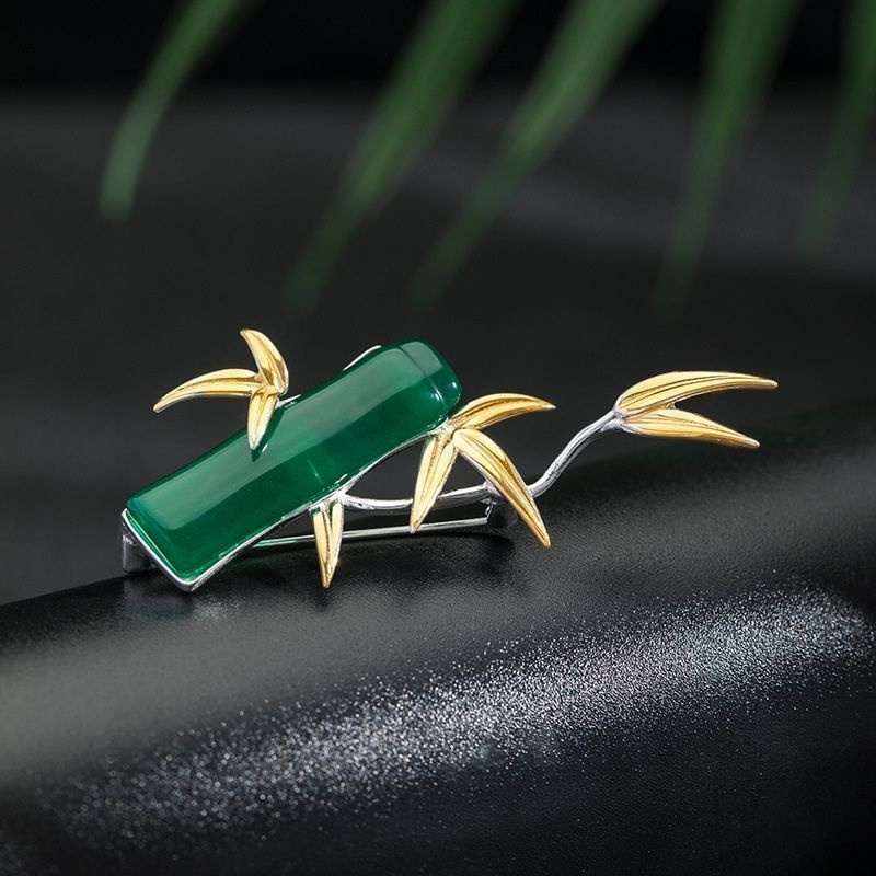 竹のブローチ - グリーンカルセドニーとシルバーの融合 C036