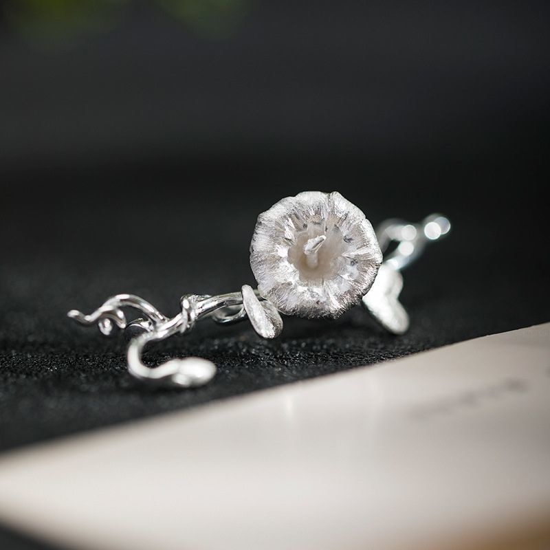 アサガオのブローチ - 日常の装いに華やかさや個性を添える C037