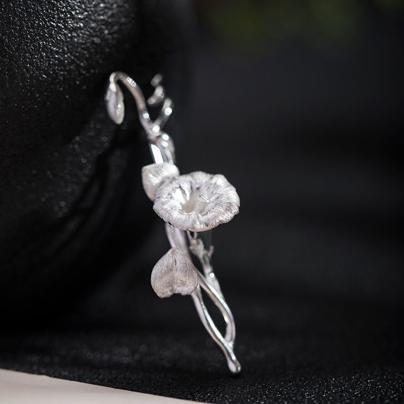 アサガオのブローチ - 日常の装いに華やかさや個性を添える C037