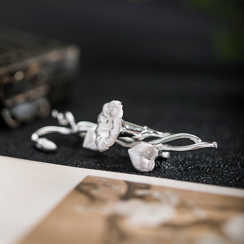 アサガオのブローチ - 日常の装いに華やかさや個性を添える C037